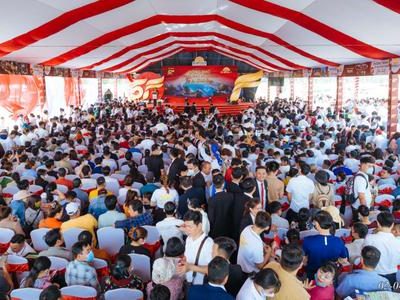 Khách hàng chen chân tìm hiểu dòng sản phẩm mới của Hệ thống 5F