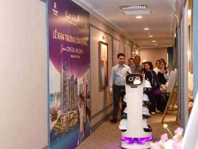 Cận Cảnh Robot AI Phục Vụ Tại Nhà Mẫu Crystal Holidays Harbour Vân Đồn