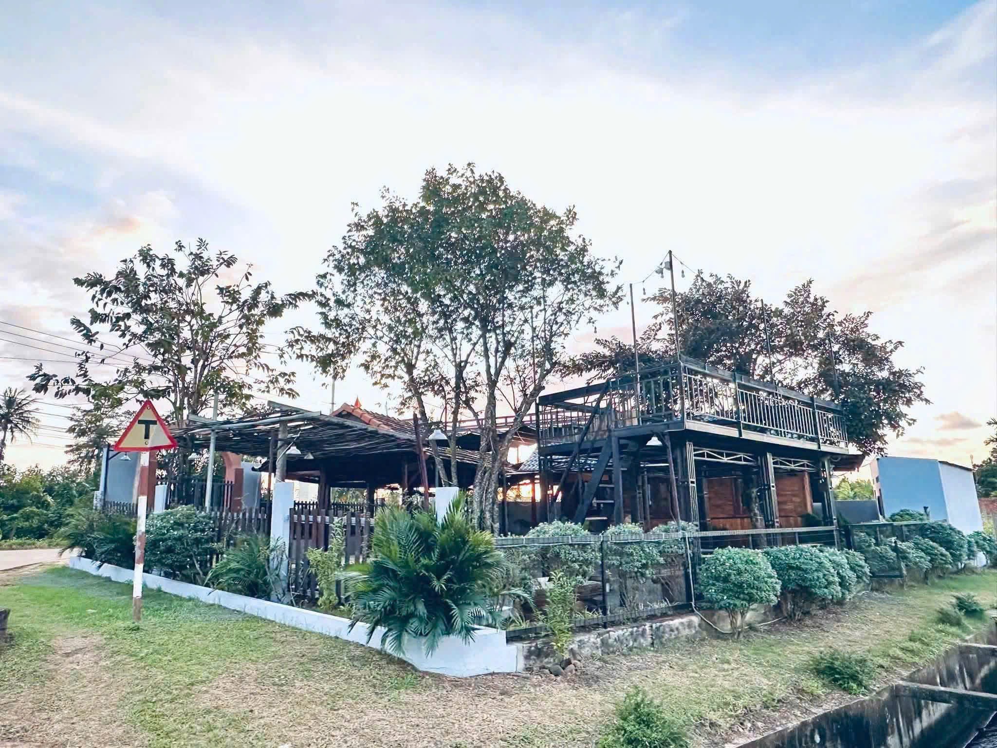 Bán mặt bằng quán cà phê 230m², 3 mặt tiền, giá 1,79 tỷ