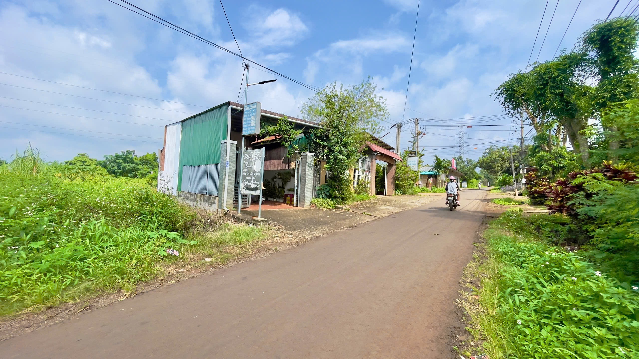 Bán đất nền 240m² tại Cư Suê, đường nhựa, giá 999 triệu