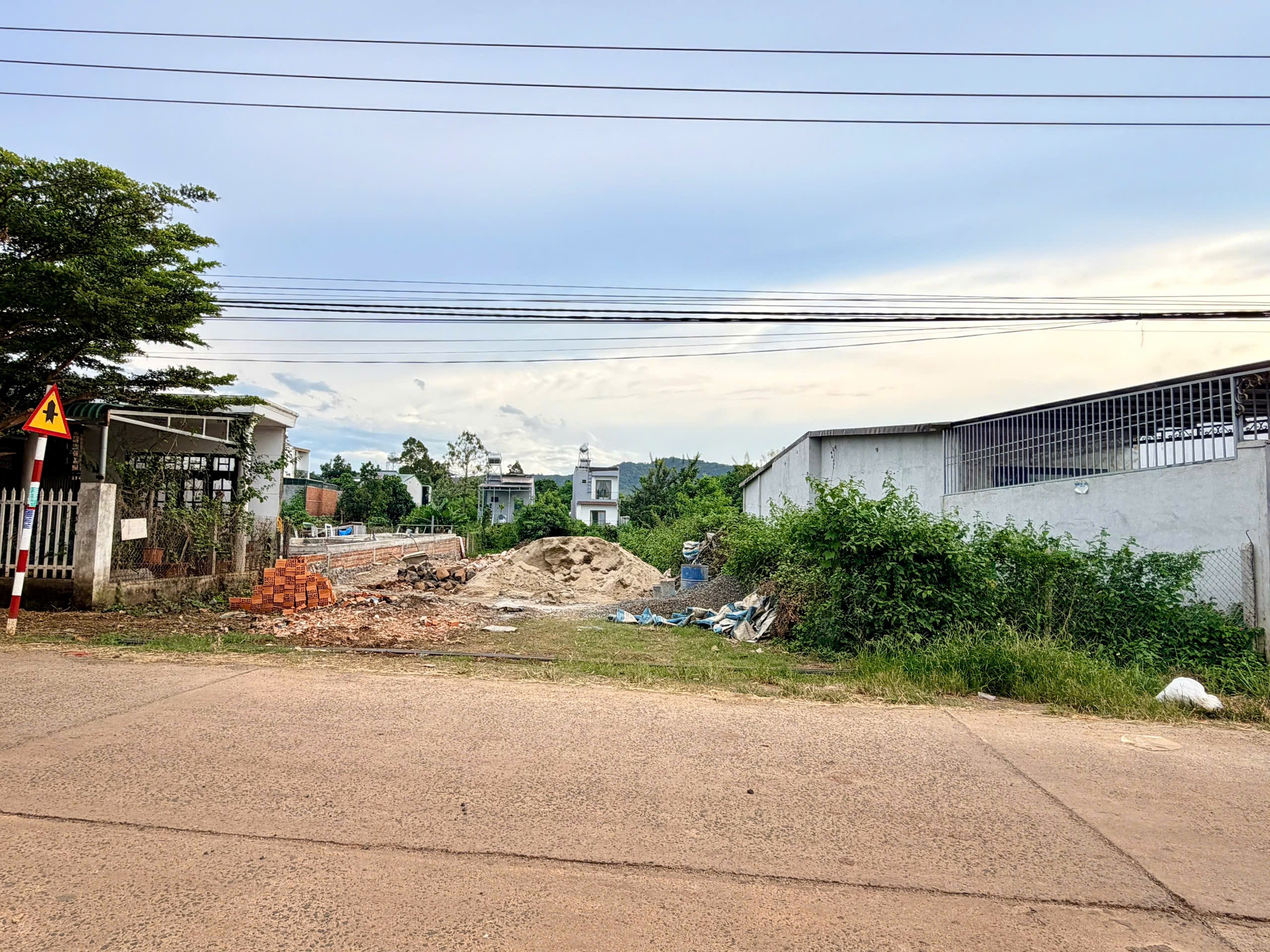 Bán đất nền 250 m² tại Liên thôn 8 Cư Bua, giá 1,69 tỷ