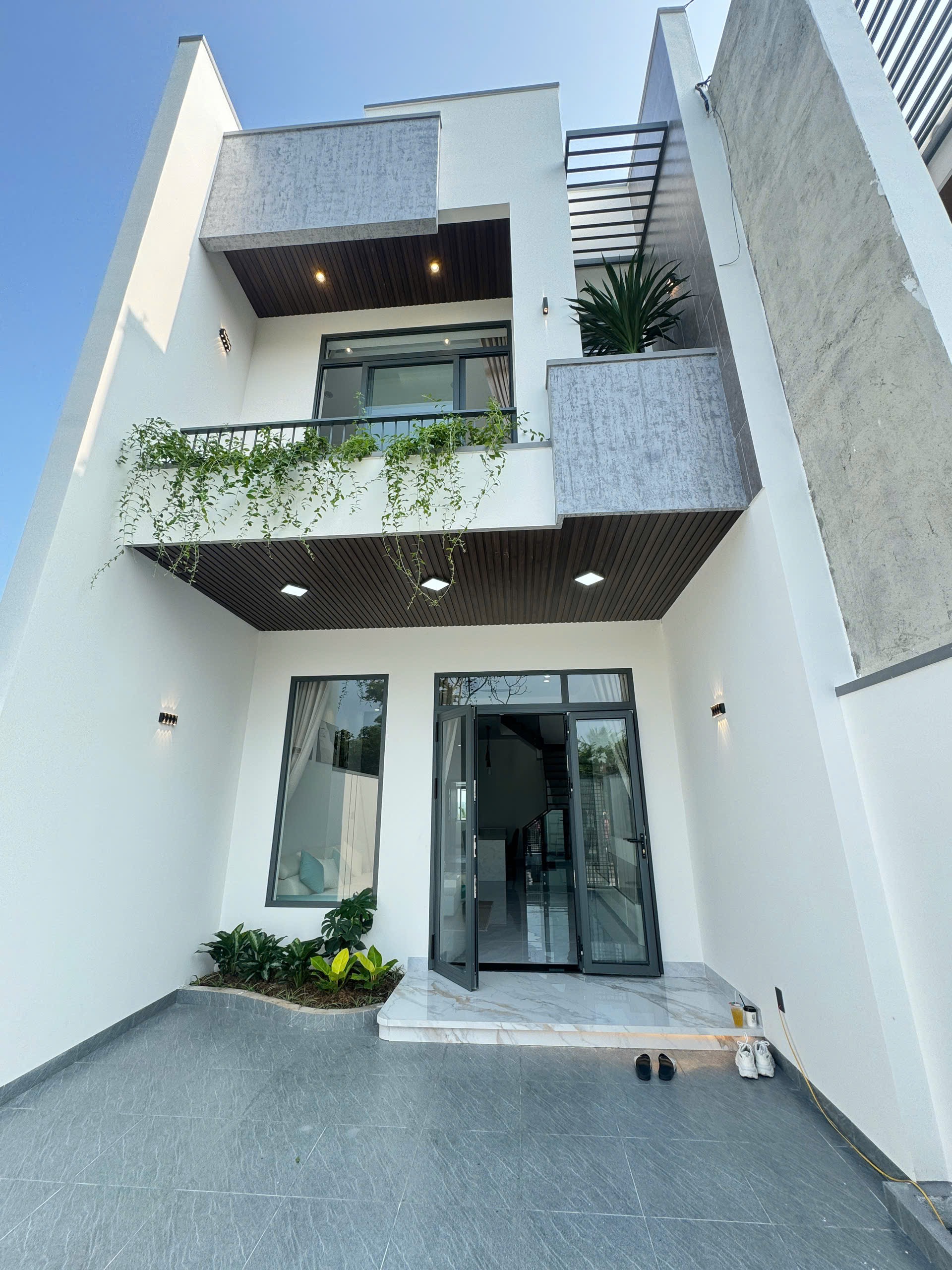 Bán nhà mới xây Thôn 8 Cư Êbur Buôn Ma Thuột 115m2 giá 2.45 tỷ