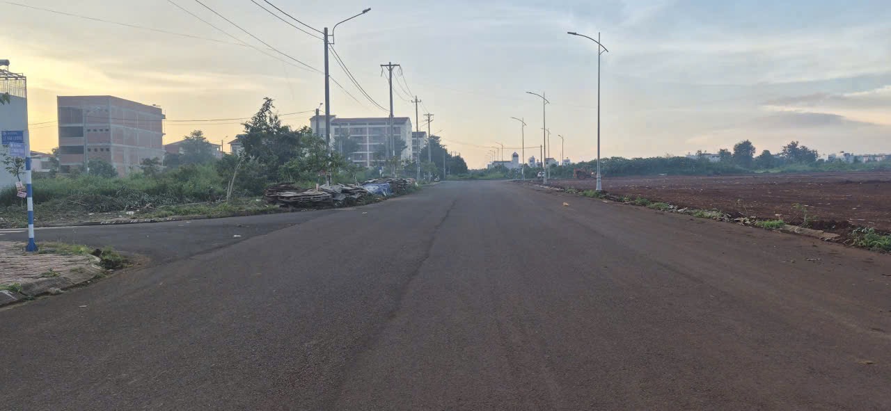 Bán đất mặt tiền Dương Quảng Hàm diện tích 110 m2 Buôn Ma Thuột giá 5.7 tỷ