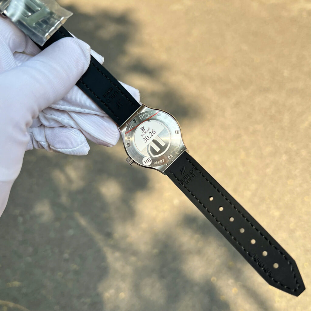 Đồng hồ Hublot Classic Fusion Rep 11 đính kim cương moissanite màu xám 33mm (2)