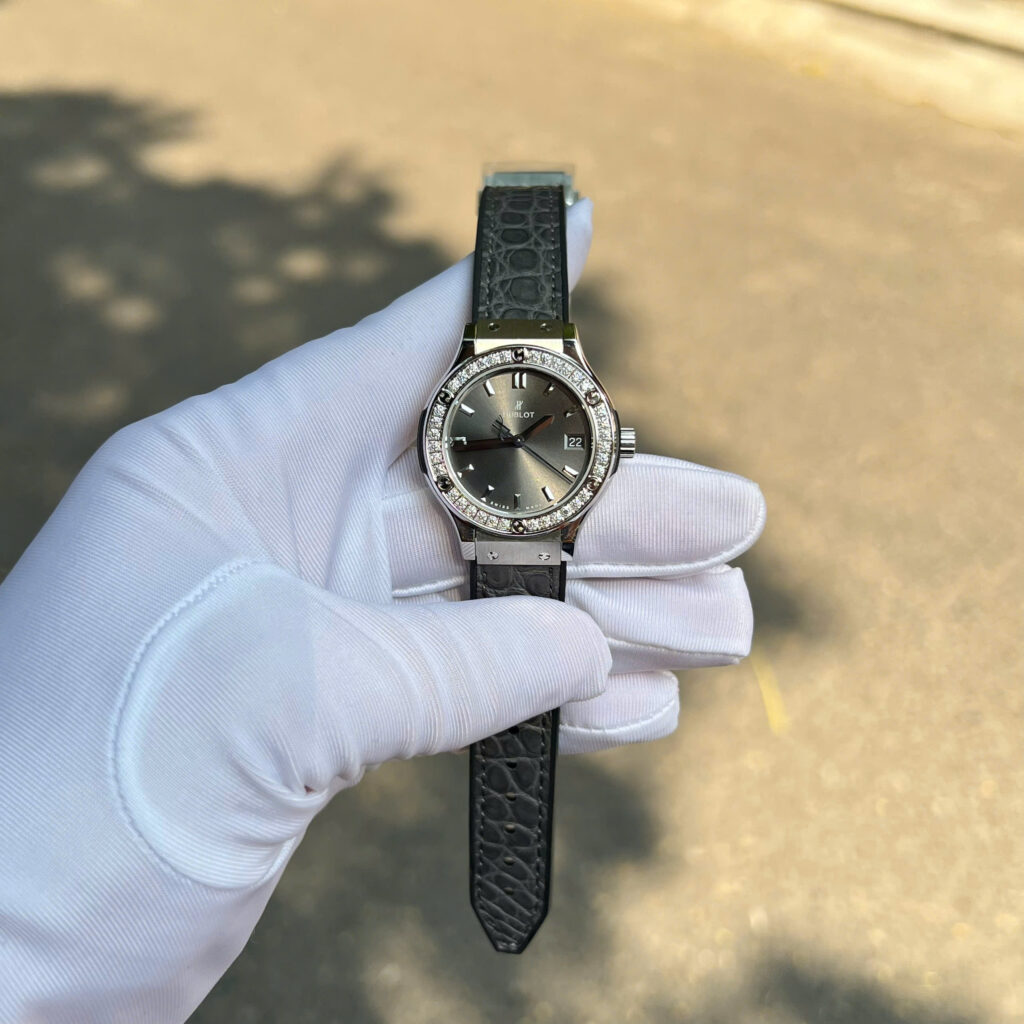 Đồng hồ Hublot Classic Fusion Rep 11 đính kim cương moissanite màu xám 33mm (2)