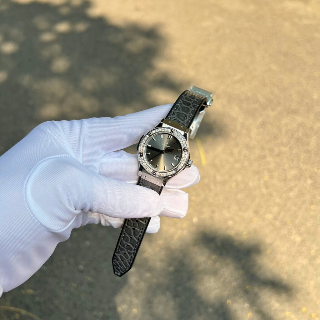 Đồng hồ Hublot Classic Fusion Rep 11 đính kim cương moissanite màu xám 33mm (2)