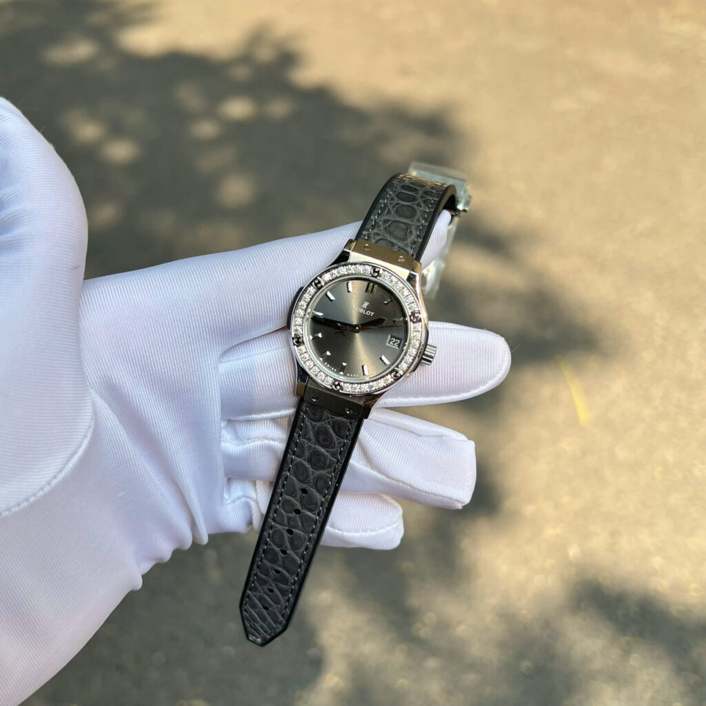 Đồng hồ Hublot Classic Fusion Rep 11 đính kim cương moissanite màu xám 33mm (2)