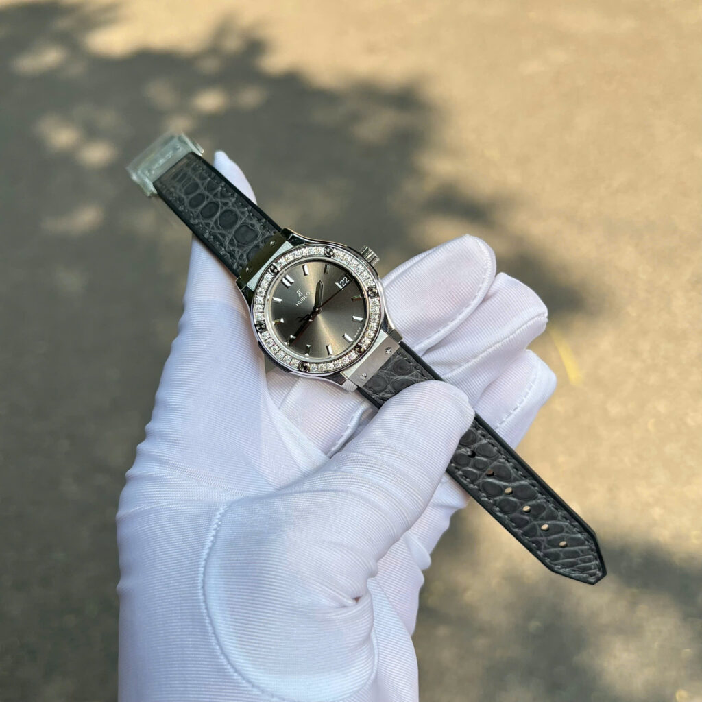 Đồng hồ Hublot Classic Fusion Rep 11 đính kim cương moissanite màu xám 33mm (2)