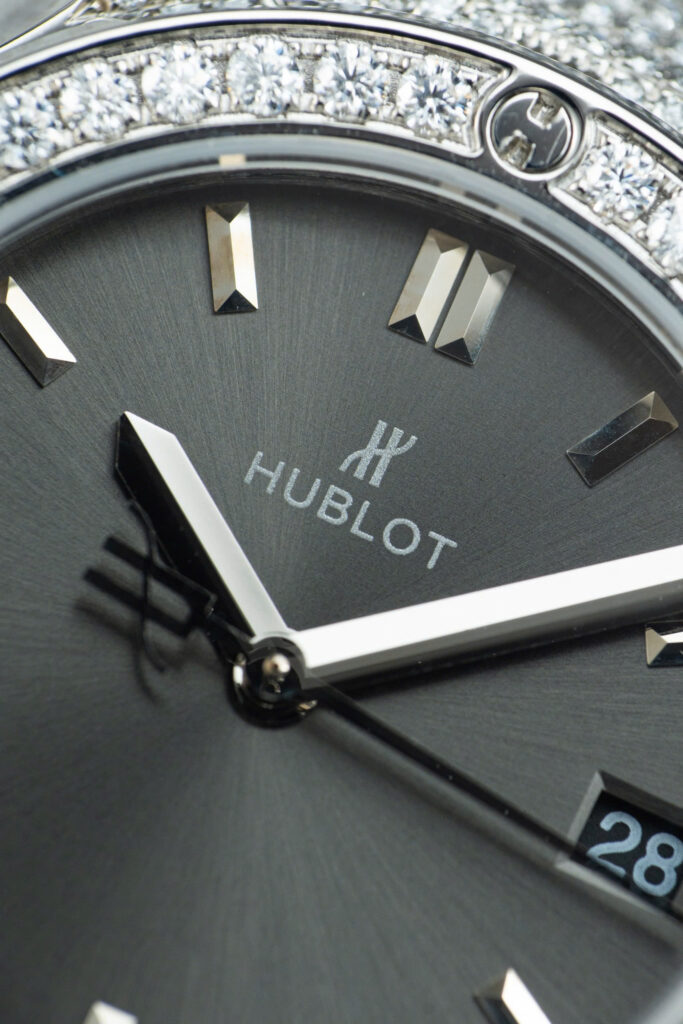 Đồng hồ Hublot Classic Fusion Replica 11 mặt xám vỏ đính full kim cương moissanite 33mm (2)