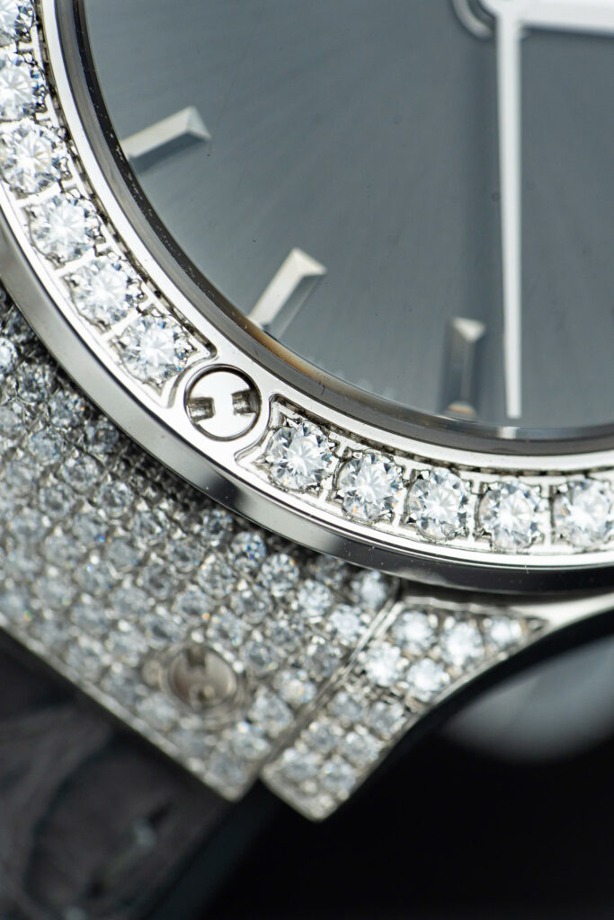 Đồng hồ Hublot Classic Fusion Replica 11 mặt xám vỏ đính full kim cương moissanite 33mm (2)