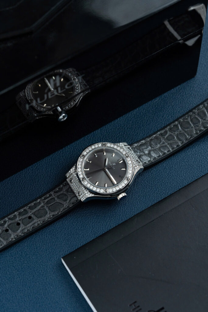 Đồng hồ Hublot Classic Fusion Replica 11 mặt xám vỏ đính full kim cương moissanite 33mm (2)