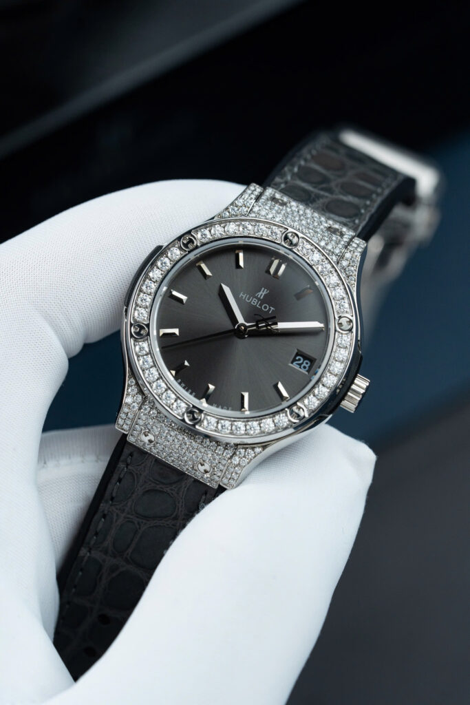 Đồng hồ Hublot Classic Fusion Replica 11 mặt xám vỏ đính full kim cương moissanite 33mm (2)