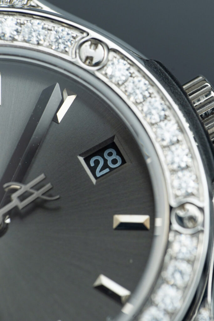 Đồng hồ Hublot Classic Fusion Replica 11 mặt xám vỏ đính full kim cương moissanite 33mm (2)