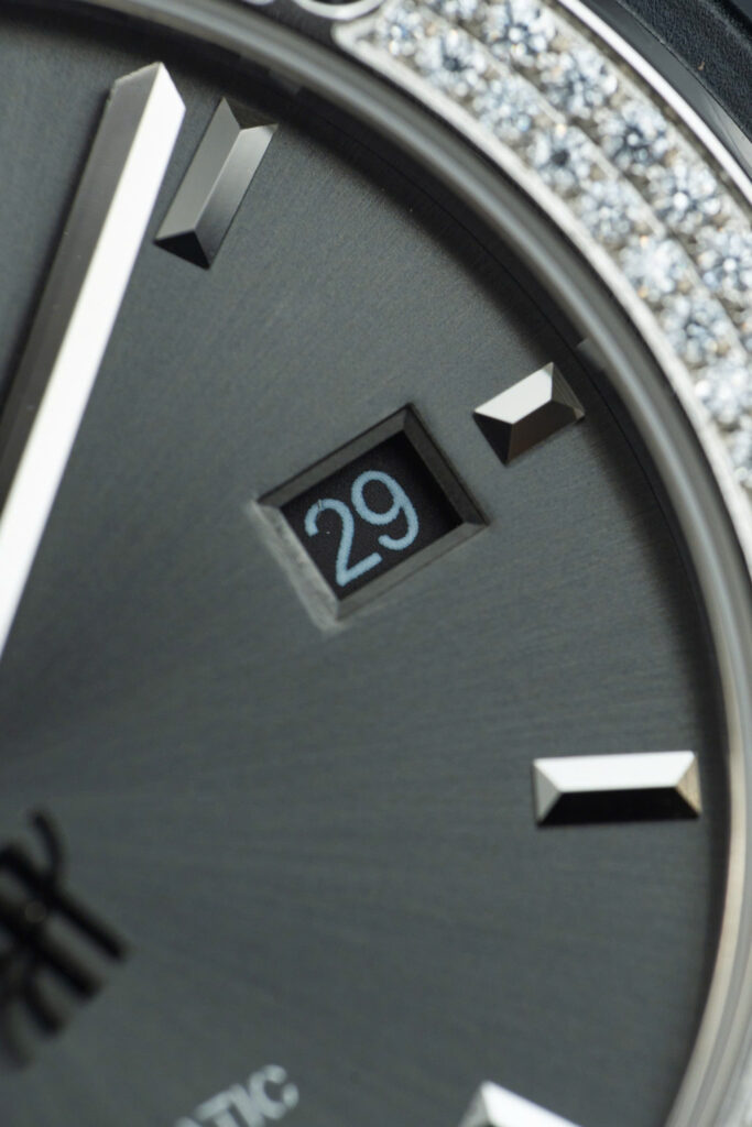 Đồng hồ Hublot Classic Fusion Replica 11 màu xám vỏ đính full kim cương moissanite 42mm (2)