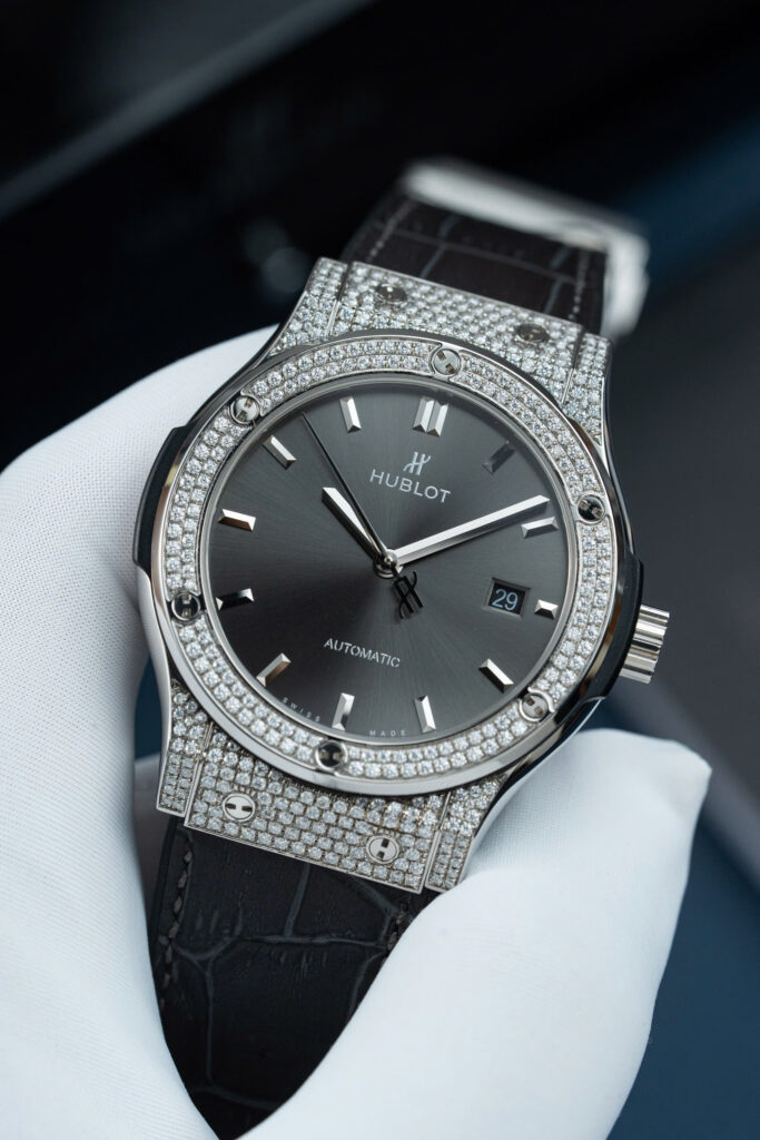 Đồng hồ Hublot Classic Fusion Replica 11 màu xám vỏ đính full kim cương moissanite 42mm (2)