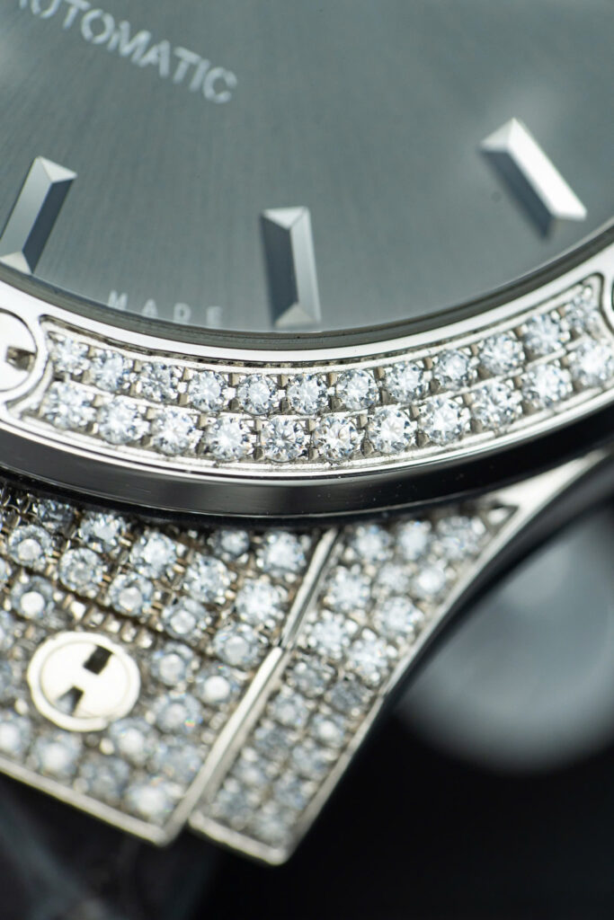 Đồng hồ Hublot Classic Fusion Replica 11 màu xám vỏ đính full kim cương moissanite 42mm (2)