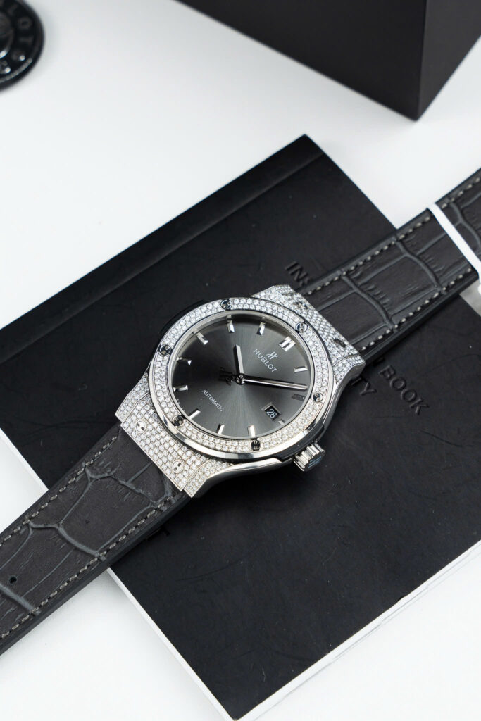 Đồng hồ Hublot Classic Fusion Replica 11 màu xám vỏ đính full kim cương moissanite 42mm (2)