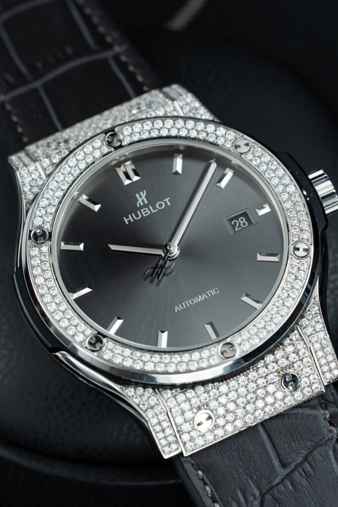 Đồng hồ Hublot Classic Fusion Replica 11 màu xám vỏ đính full kim cương moissanite 42mm (2)