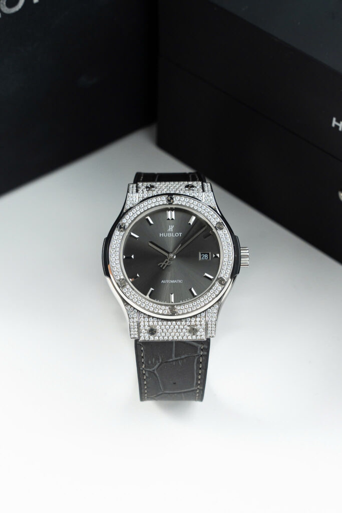 Đồng hồ Hublot Classic Fusion Replica 11 màu xám vỏ đính full kim cương moissanite 42mm (2)