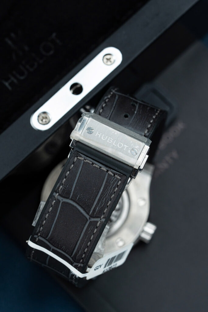 Đồng hồ Hublot Classic Fusion Replica 11 màu xám vỏ đính full kim cương moissanite 42mm (2)