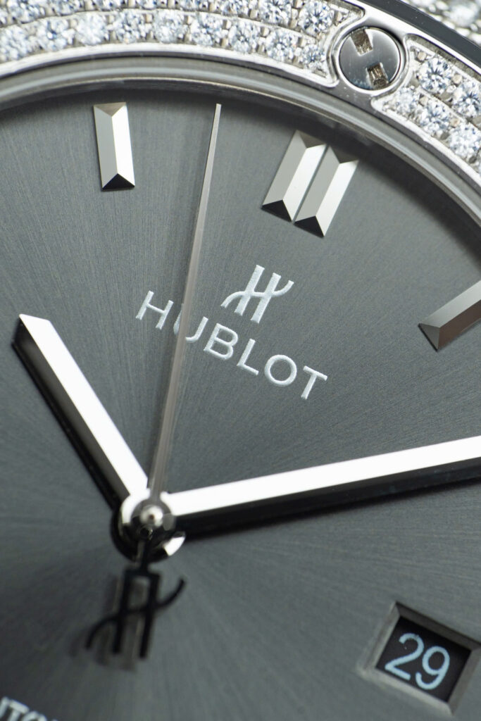 Đồng hồ Hublot Classic Fusion Replica 11 màu xám vỏ đính full kim cương moissanite 42mm (2)