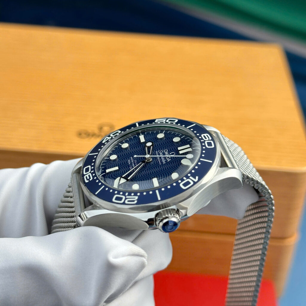 Đồng hồ Omega Rep 11 Seamaster James Bond mặt số xanh blue nhà máy VS 42mm (2)