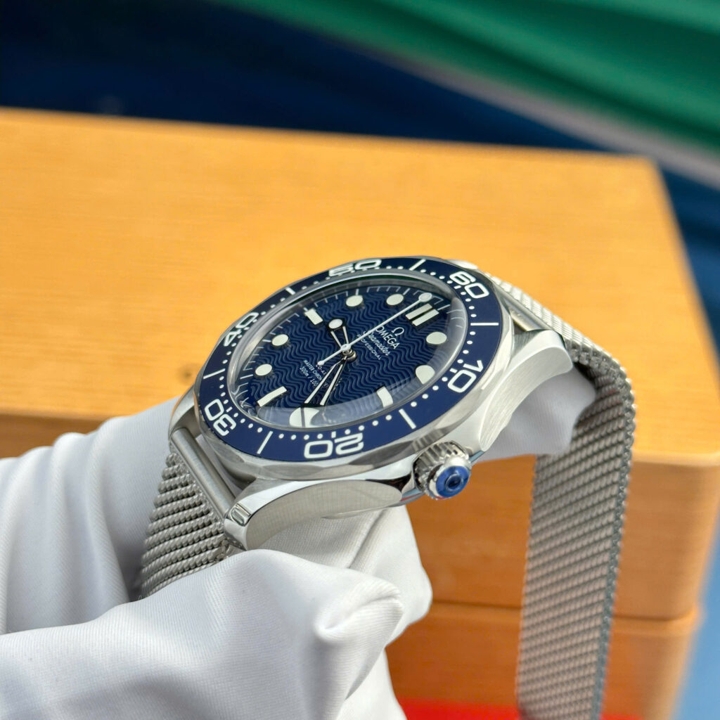 Đồng hồ Omega Rep 11 Seamaster James Bond mặt số xanh blue nhà máy VS 42mm (2)