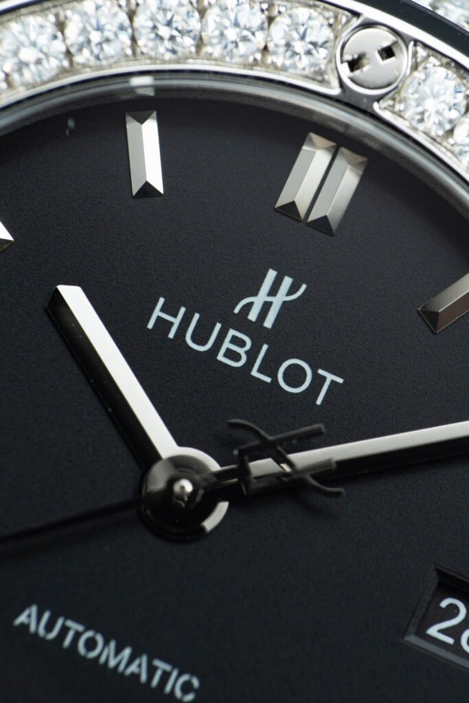 Đồng hồ nam Hublot Classic Fusion Rep 11 mặt đen vỏ đính full kim cương moissanite 42mm (2)