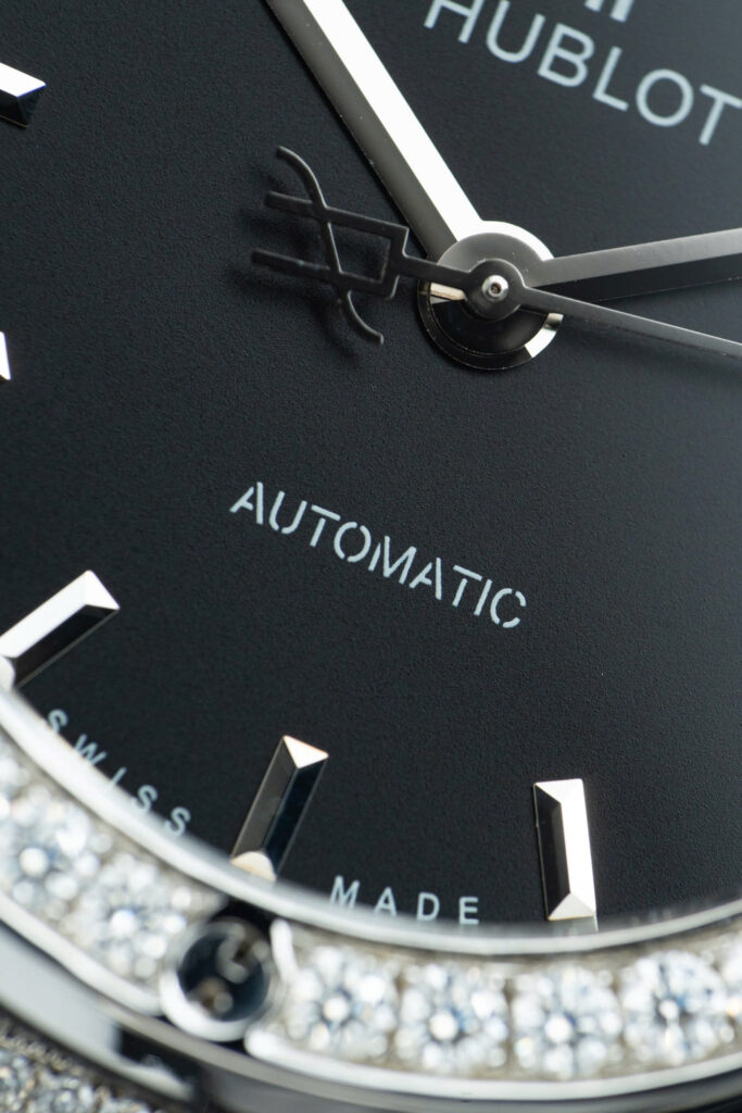 Đồng hồ nam Hublot Classic Fusion Rep 11 mặt đen vỏ đính full kim cương moissanite 42mm (2)