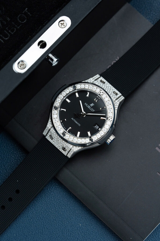 Đồng hồ nam Hublot Classic Fusion Rep 11 mặt đen vỏ đính full kim cương moissanite 42mm (2)