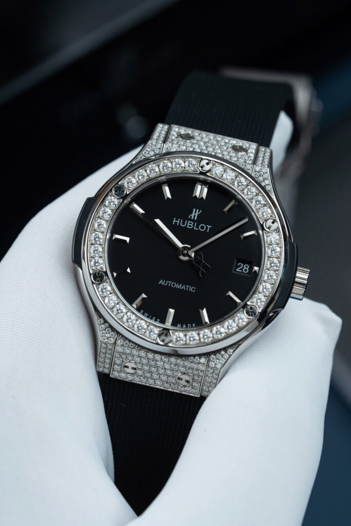 Đồng hồ nam Hublot Classic Fusion Rep 11 mặt đen vỏ đính full kim cương moissanite 42mm (2)