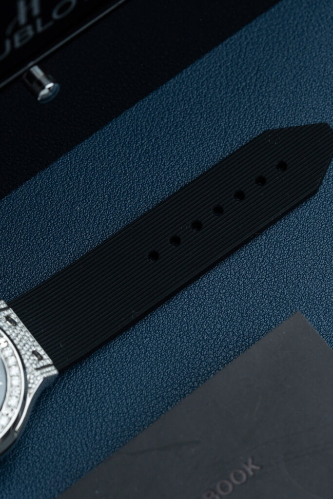 Đồng hồ nam Hublot Classic Fusion Rep 11 mặt đen vỏ đính full kim cương moissanite 42mm (2)