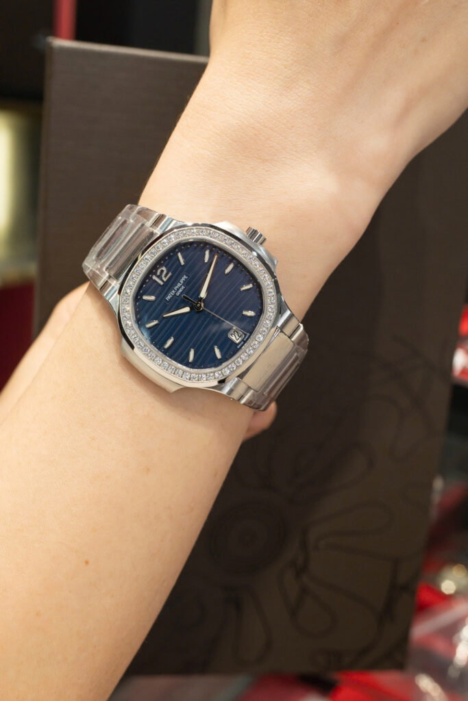 Đồng hồ Patek Philippe Replica 11 Nautilus 7118 mặt xanh blue viền đính đá xưởng 3K 35 (2)