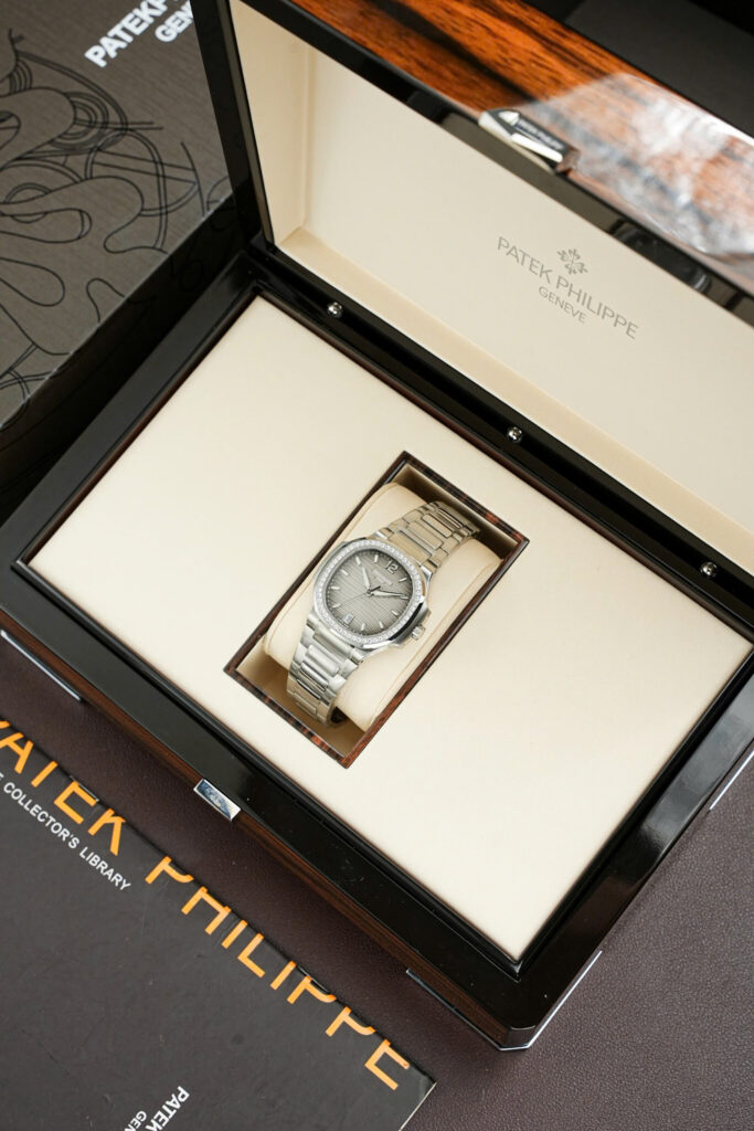 Đồng hồ Patek Philippe Replica 11 Nautilus 7118 nữ mặt xám viền đính đá xưởng 3K 35 (2)