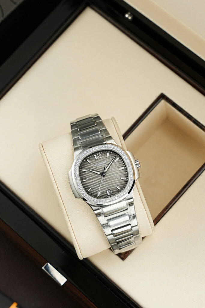Đồng hồ Patek Philippe Replica 11 Nautilus 7118 nữ mặt xám viền đính đá xưởng 3K 35 (2)