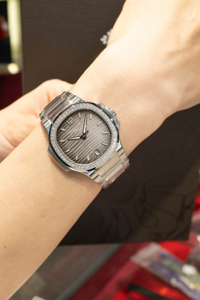 Đồng hồ Patek Philippe Replica 11 Nautilus 7118 nữ mặt xám viền đính đá xưởng 3K 35 (2)