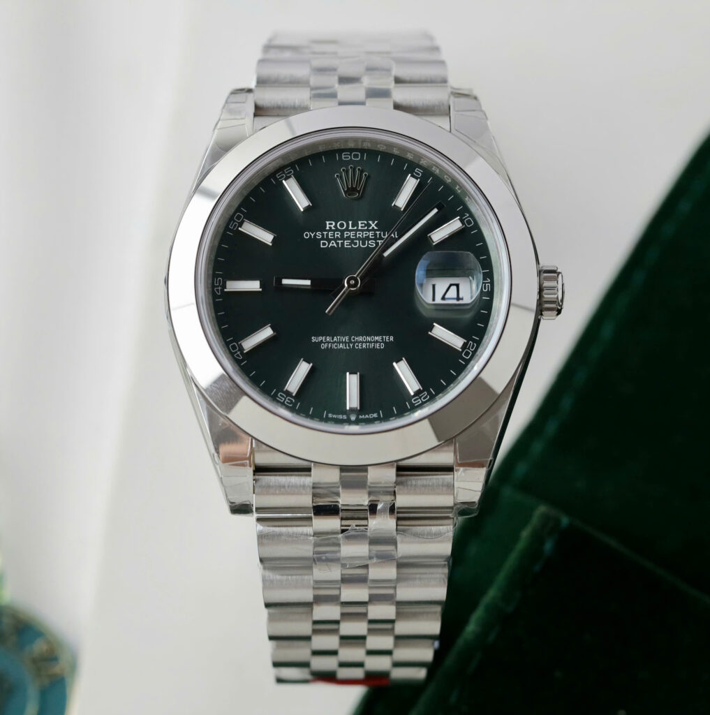 Đồng hồ Rolex DateJust 126300 mặt xanh lá cây viền trơn xưởng VS 41mm (2)