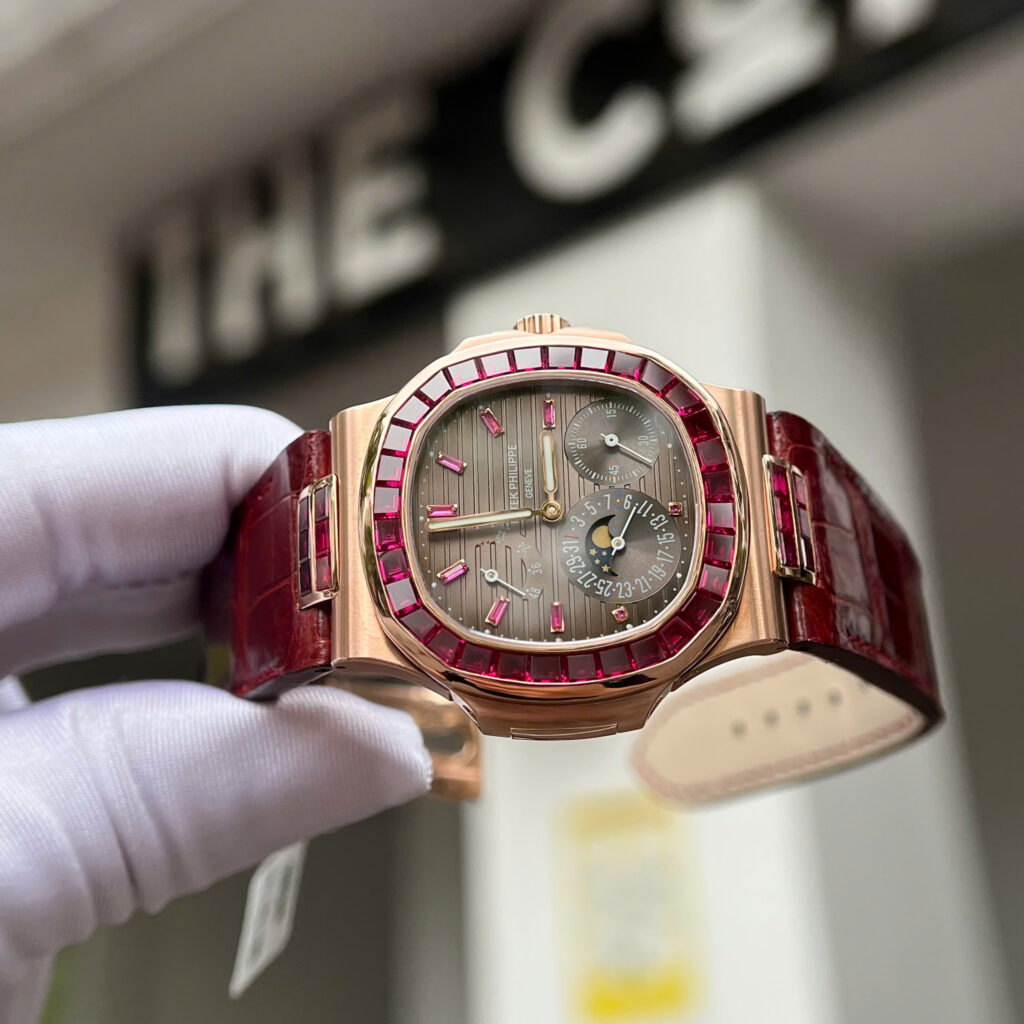 Đồng hồ Patek Philippe Nautilus 5724 chế tác bọc vàng thật + đính ruby đỏ 40mm (2)