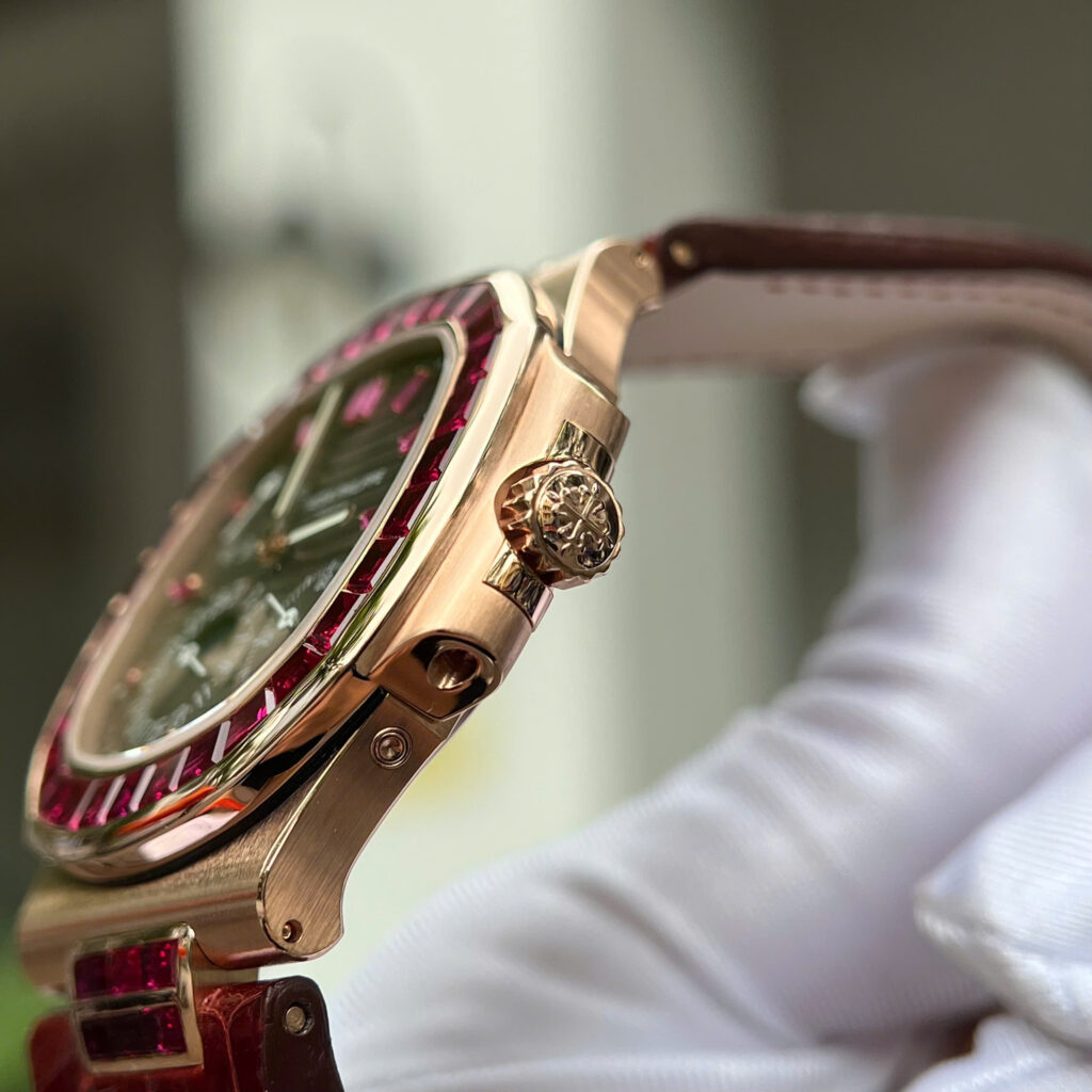 Đồng hồ Patek Philippe Nautilus 5724 chế tác bọc vàng thật + đính ruby đỏ 40mm (2)
