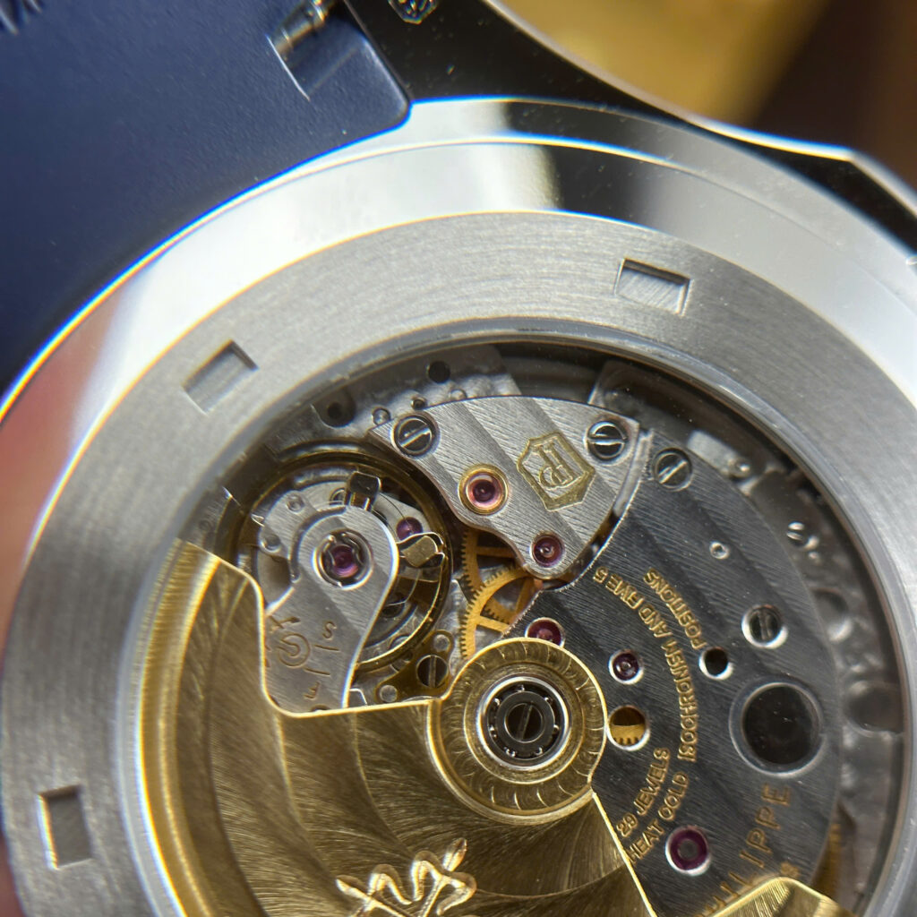 Đồng hồ Patek Philippe Aquanaut 5168 chế tác màu xanh blue tinh chỉnh full chi tiết chuẩn auth 42 (2)