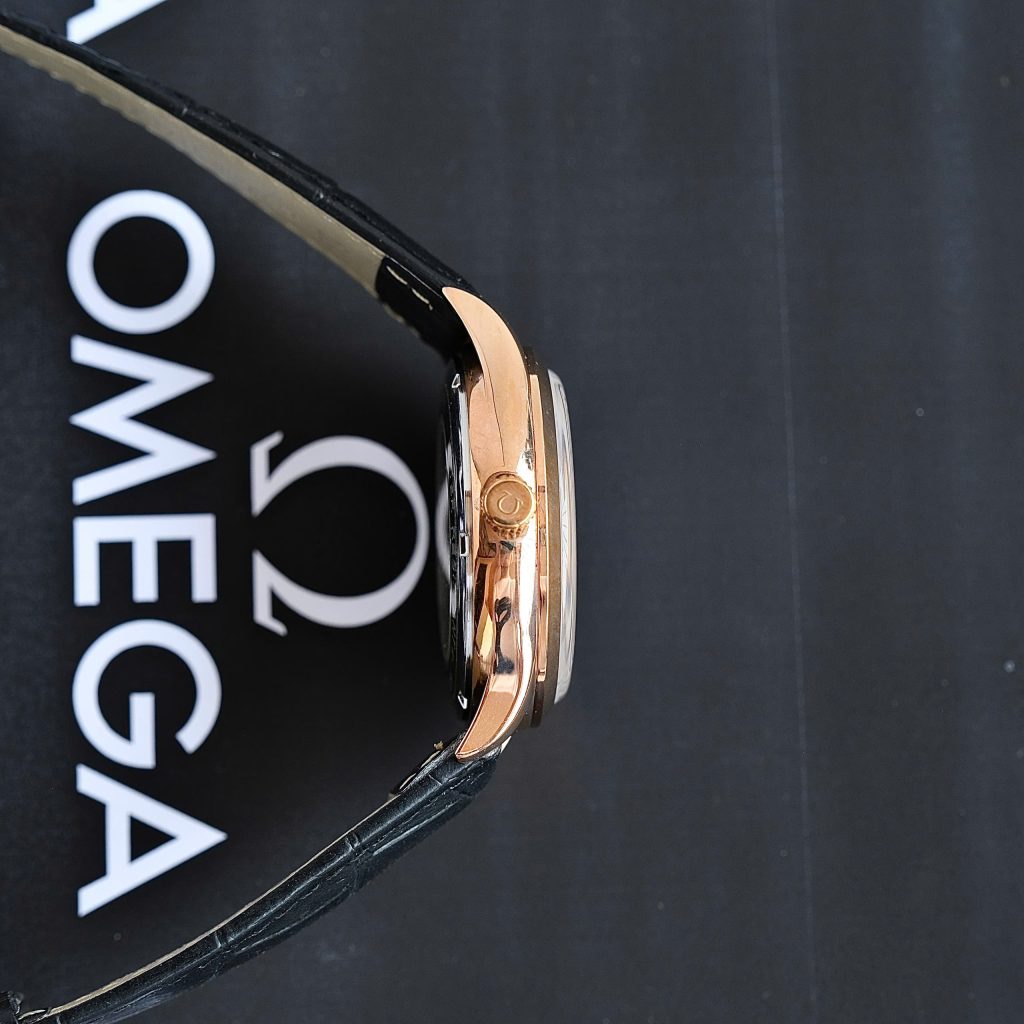 Đồng hồ Omega Fake 11 nam mặt đen vỏ mạ vàng hồng 40mm (1)