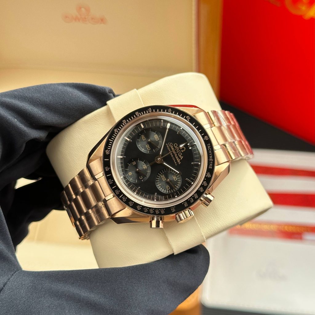 Đồng hồ Omega nam Replica 11 Speedmaster Moonwatch Professional mặt đen vỏ mạ vàng hồng 42mm (1)