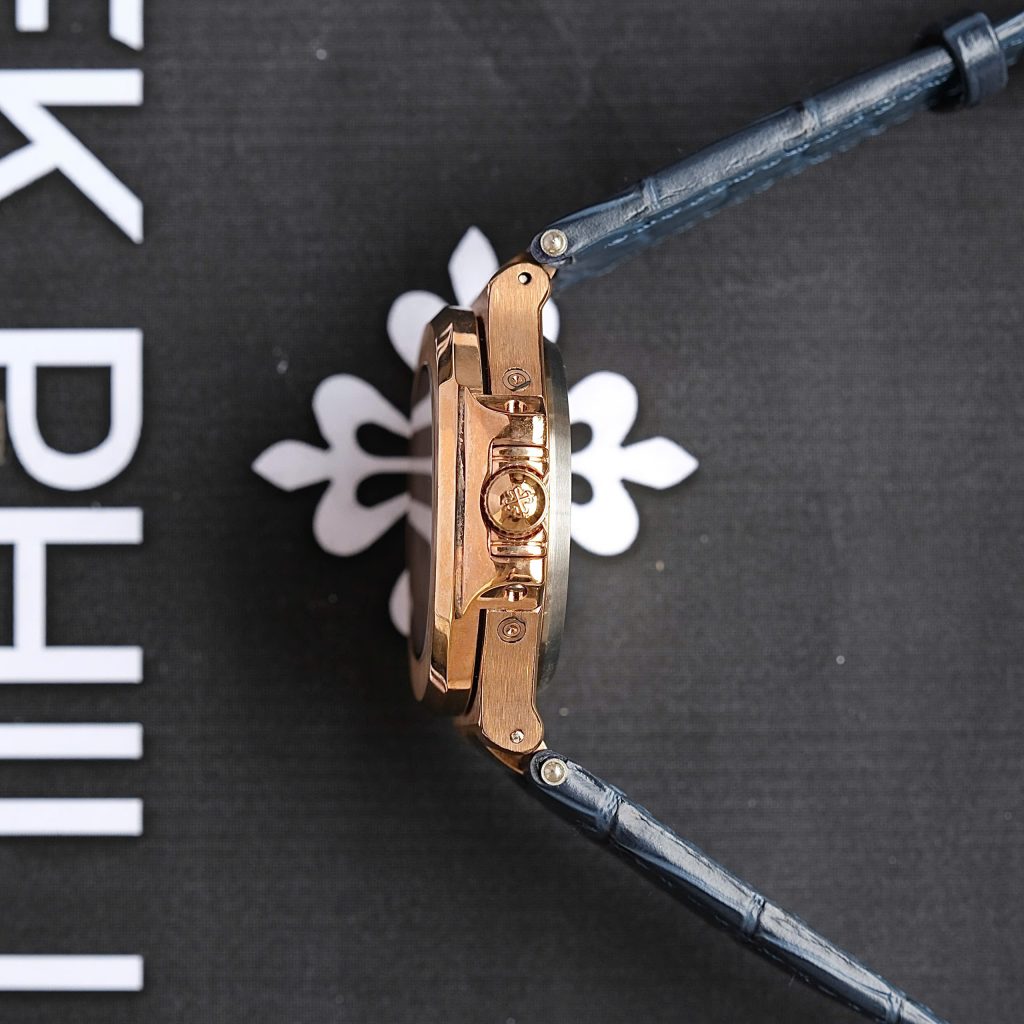 Đồng hồ Patek Philippe Nautilus 5726 Fake 11 nam mặt trắng dây da màu xanh dương 40mm (1)