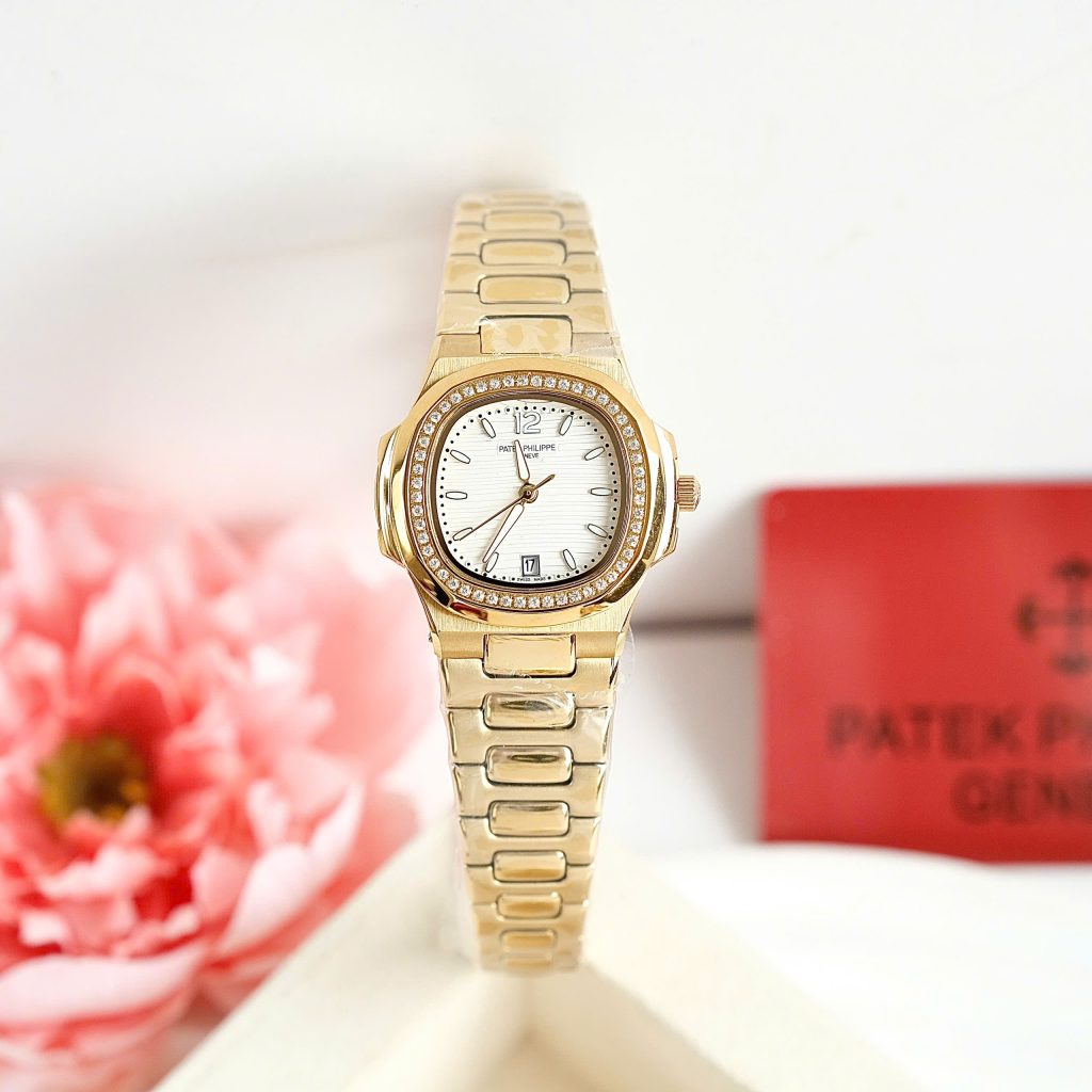 Đồng hồ nữ Patek Philippe Nautilus 7118 mặt trắng vỏ mạ vàng Fake giá rẻ 31mm (2)