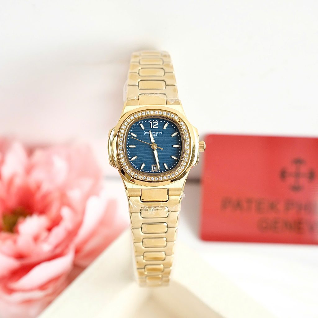 Đồng hồ nữ Patek Philippe Nautilus 7118 mặt xanh dương vỏ mạ vàng Fake giá rẻ 31mm (2)
