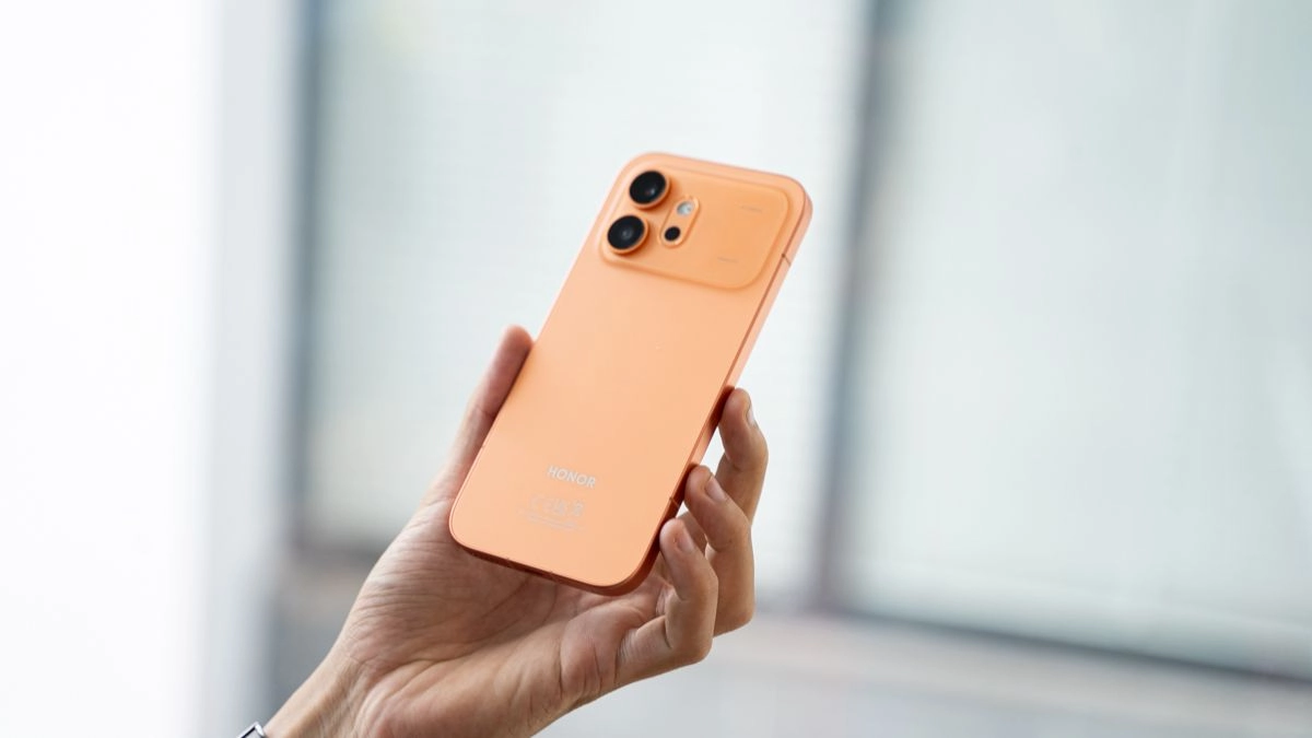 Cạnh bên siêu mỏng của HONOR 600 kết hợp với kết cấu cứng cáp, giúp máy vừa sang trọng vừa chịu lực tốt trong quá trình sử dụng
