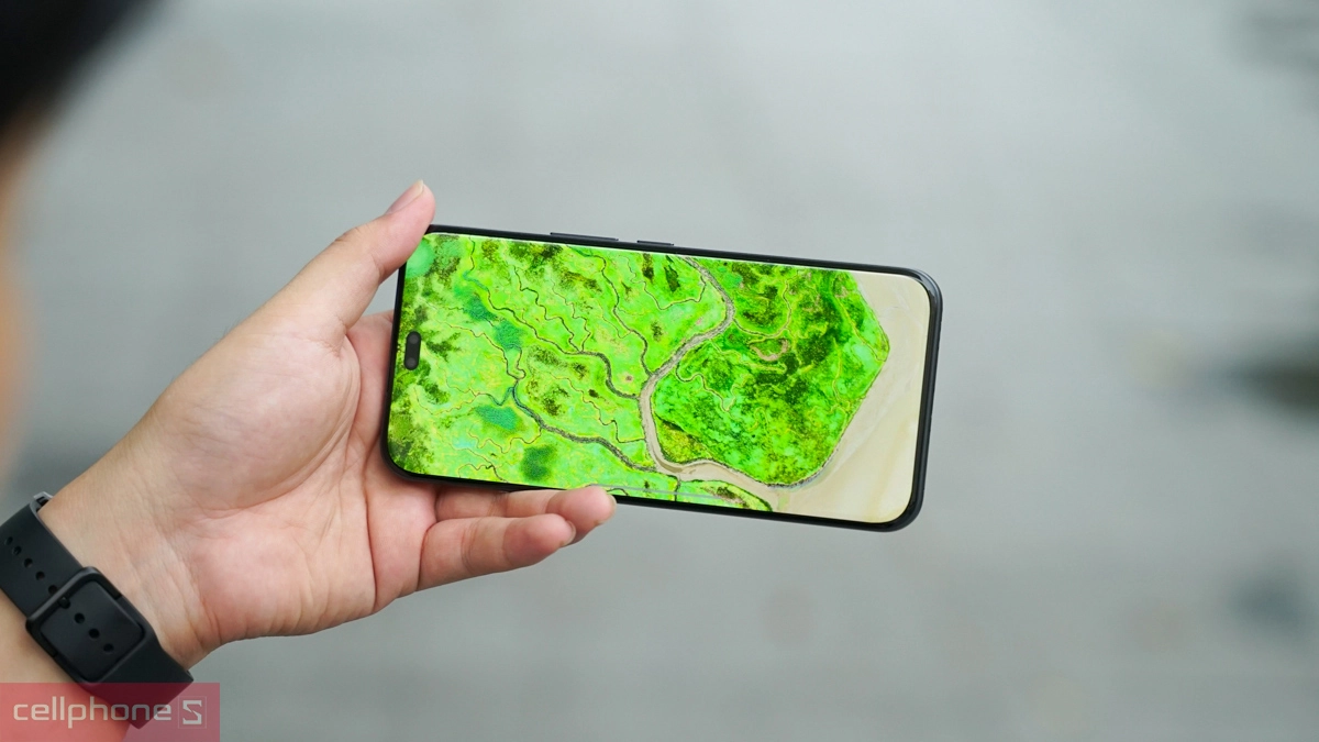 HONOR 400 Pro 5G có mức sáng tối đa 5000 nits cho phép người dùng quan sát nội dung dễ dàng dù đứng dưới nắng
