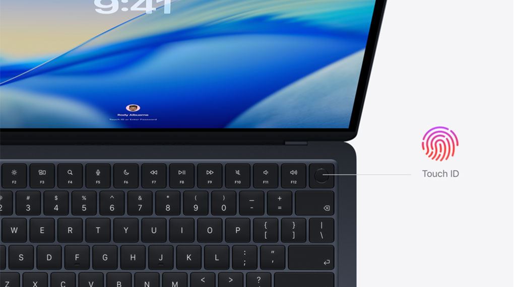 MacBook Pro có bàn phím gõ êm, độ phản hồi tốt cùng cảm biến mở khóa nhanh, giúp thao tác thuận tiện và an toàn hơn