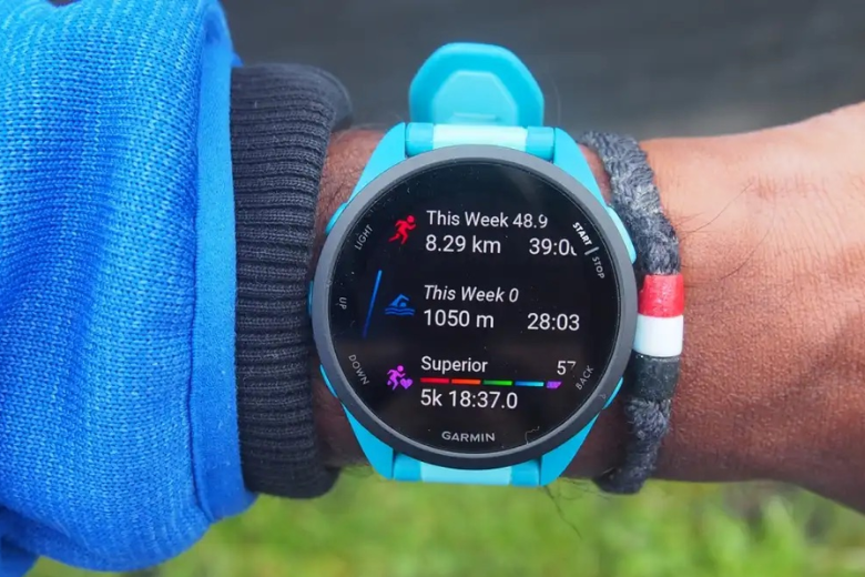Đồng hồ Garmin Forerunner 165 Music với màn hình AMOLED sắc nét
