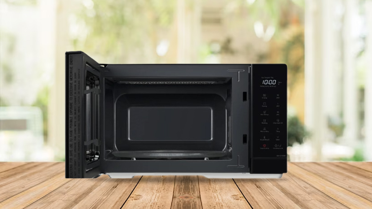 Khoang lò Panasonic NN-GT35NBYUE phủ kim loại